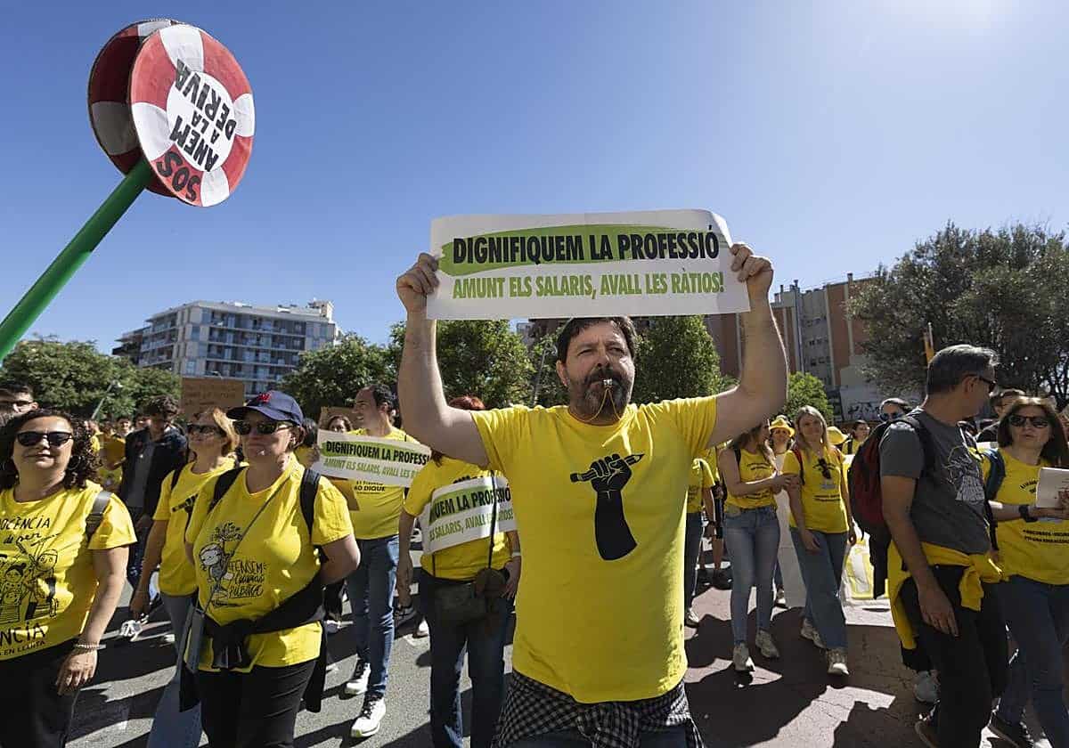Los docentes cortan los accesos a Barcelona en una nueva jornada de huelga en Cataluña