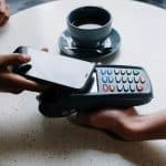 Adiós a las tarjetas: Así es Bizum Pay el nuevo sistema de pago que llega a España