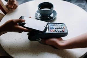 Adiós a las tarjetas: Así es Bizum Pay el nuevo sistema de pago que llega a España