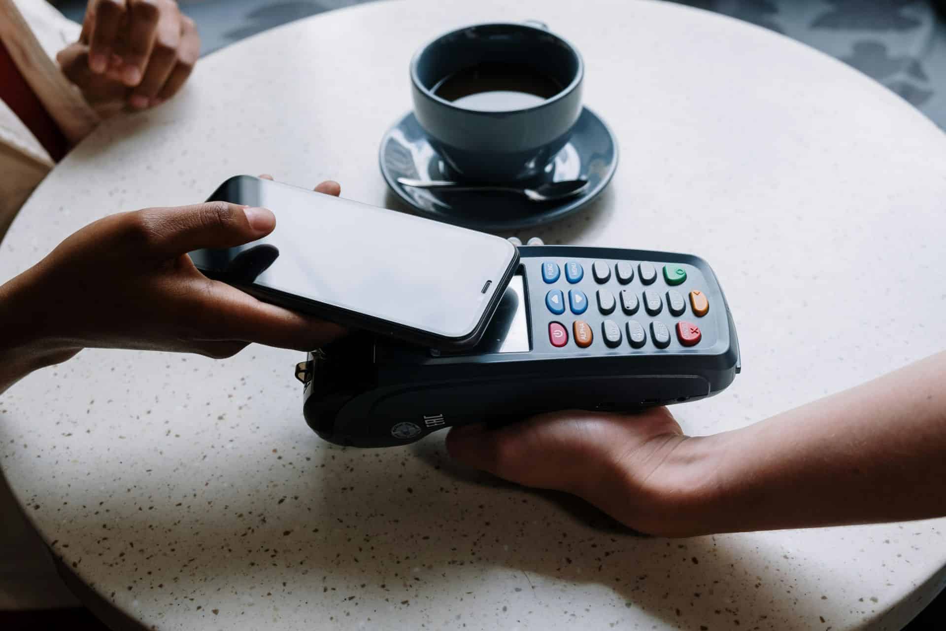 Adiós a las tarjetas: Así es Bizum Pay el nuevo sistema de pago que llega a España