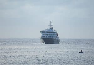 Los 14 españoles confinados en el crucero del brote de hantavirus: «Estamos bien y sin síntomas»