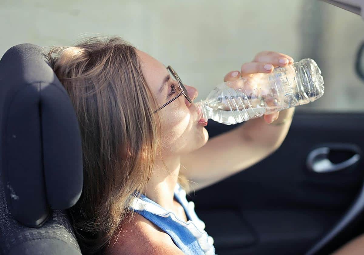 ¿Está prohibido beber mientras se conduce? Esto dice la ley