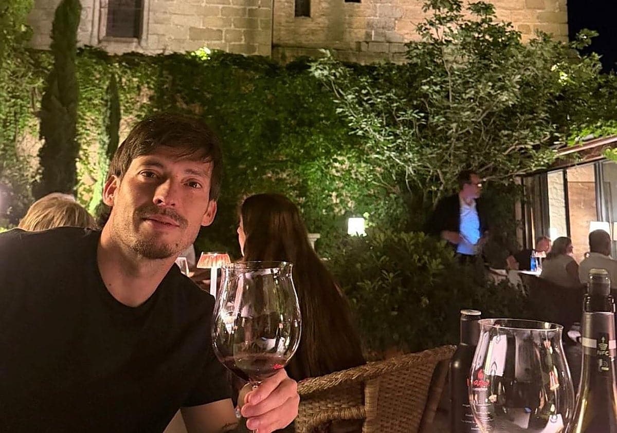 David Silva disfruta de la gastronomía de uno de los restaurantes más reconocidos de Extremadura