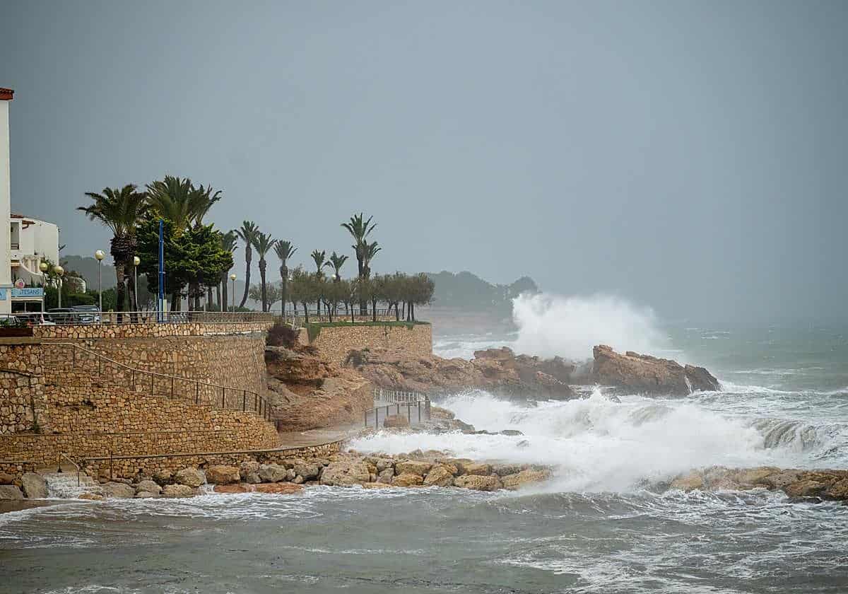 Un menor muerto y dos críticos tras no poder salir del agua en una playa de Tarragona
