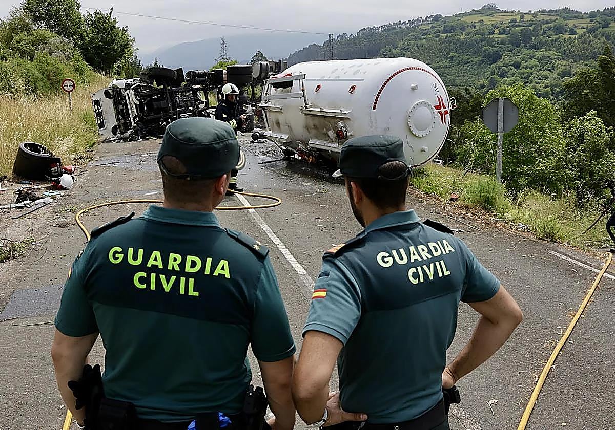 Vuelco en Asturias de un camión con gas propano: 70 vecinos evacuados durante dos horas y carreteras cortadas