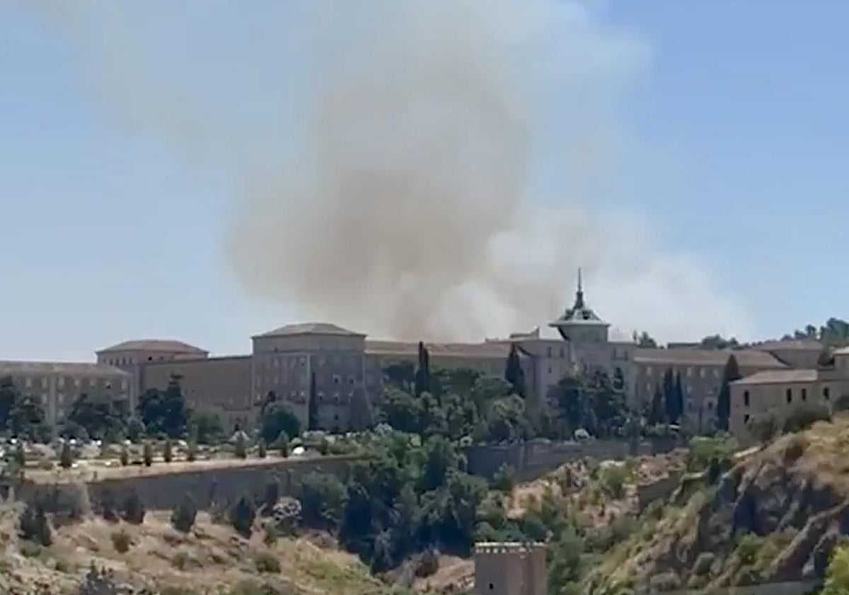 Desalojados vecinos de una urbanización de Toledo por el incendio provocado por unas maniobras militares