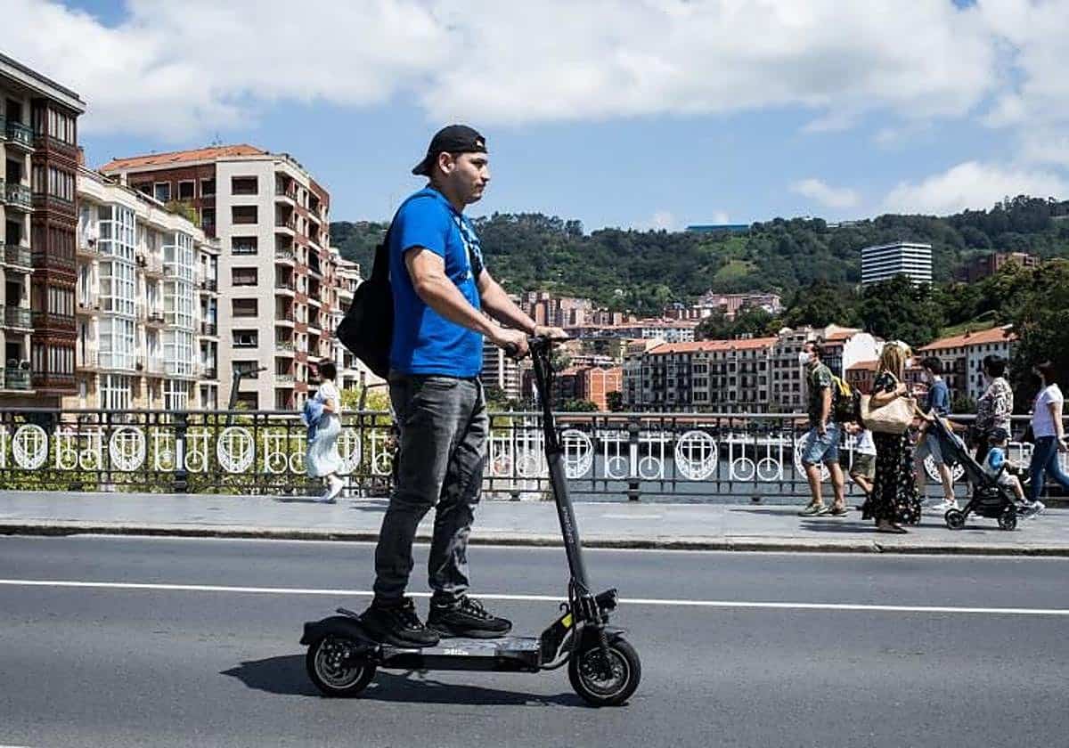 La reforma del Reglamento de Circulación sale adelante y fija en 15 años la edad mínima para conducir patinetes