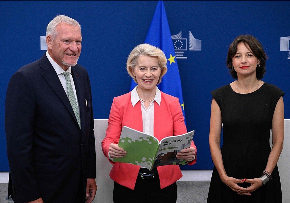 Von der Leyen pide considerar un «acceso gradual» por edades a las redes sociales