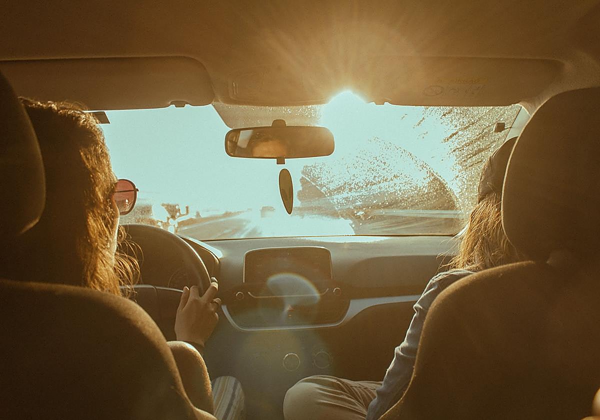 Riesgos de conducir en verano: las cinco claves para evitar un golpe de calor al volante