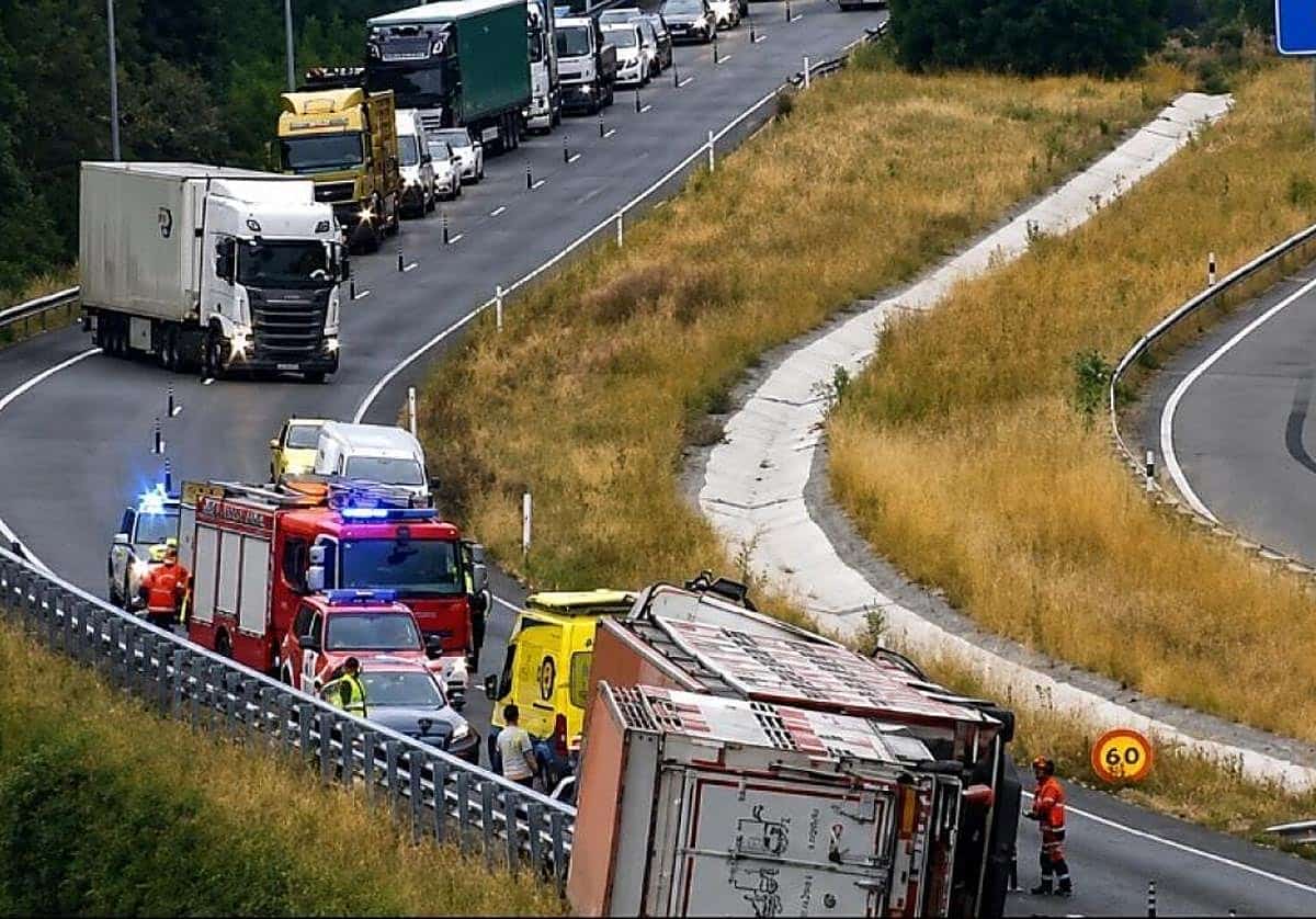 Un camión de transporte de vacas vuelca sobre un turismo en la A-6 en Lugo y provoca retenciones