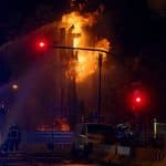 Los bomberos defienden las más de 12 horas de llama ardiendo por una fuga de gas en Barcelona