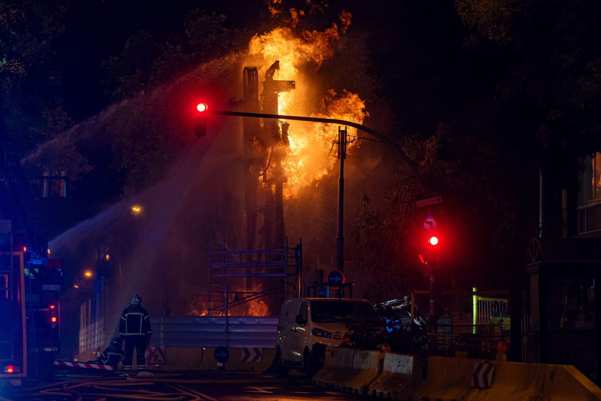 Los bomberos defienden las más de 12 horas de llama ardiendo por una fuga de gas en Barcelona