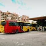 Muere un hombre al caerle encima una farola derribada por un autobús en Mallorca