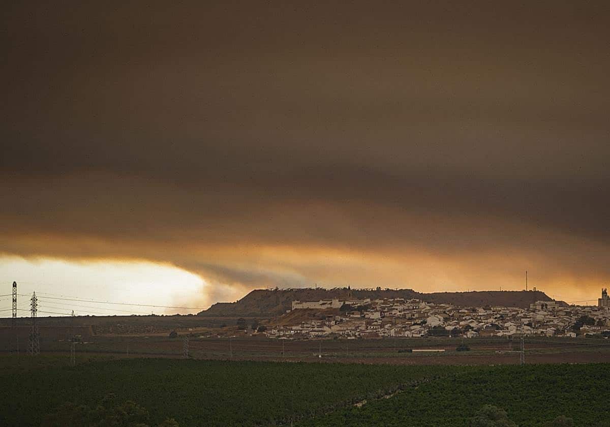 El incendio de Huelva supera las 31.000 hectáreas y el eclipse ha limitado el periodo de operatividad de los medios aéreos