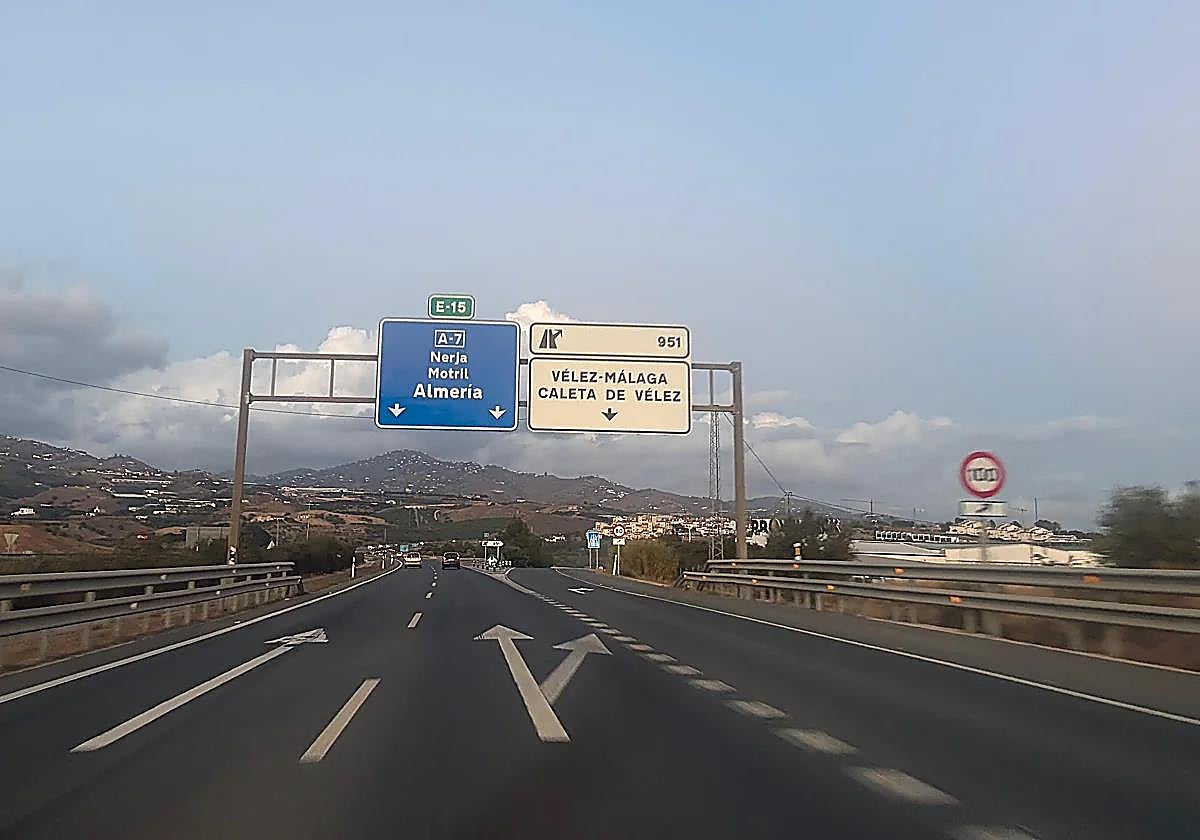 Investigan la muerte de un hombre de 36 años hallado en un vehículo parado en la carretera en Málaga