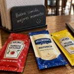 La nueva norma europea: adiós a los sobres de ketchup, mayonesa y mostaza en los bares y restaurantes de España