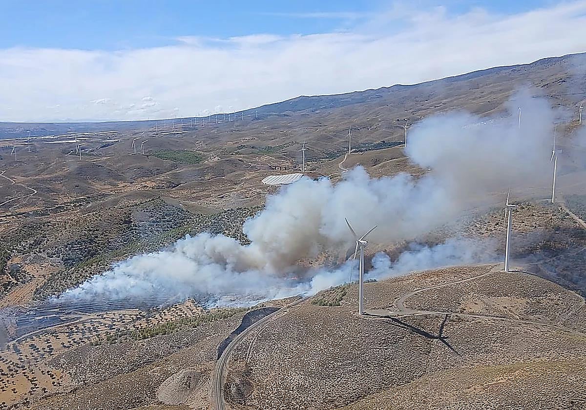 El incendio de Las Tres Villas, Almería, supera las 300 hectáreas y ya está estabilizado