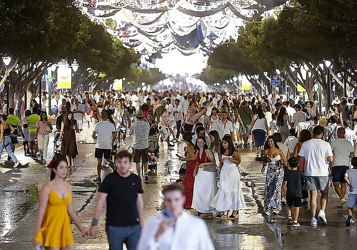 Detenido por presuntos tocamientos a dos jóvenes dentro de una caseta en la Feria de Málaga