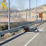 Dos agentes de la Guardia Civil salvan la vida a un motorista envuelto en llamas