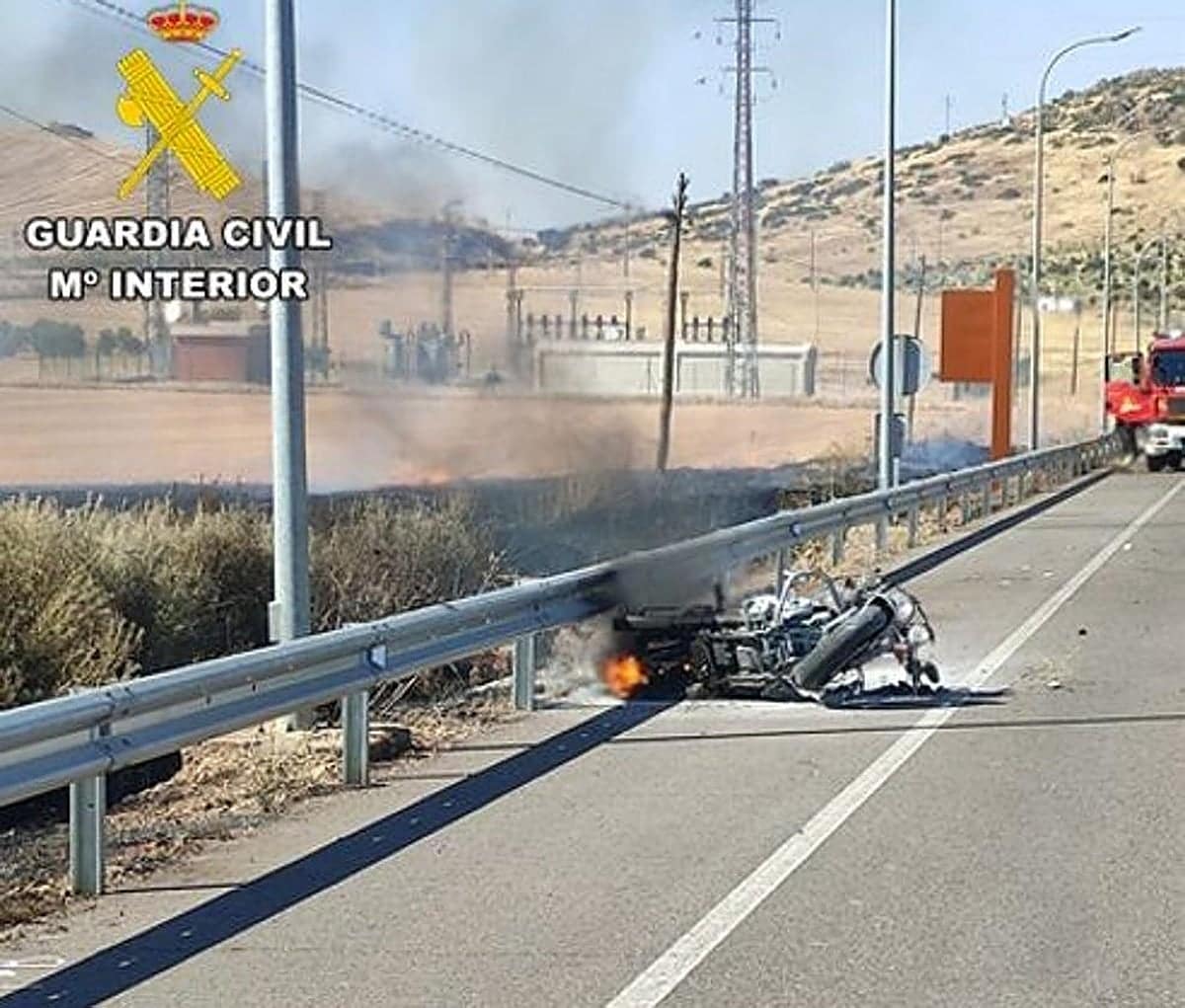 Dos agentes de la Guardia Civil salvan la vida a un motorista envuelto en llamas