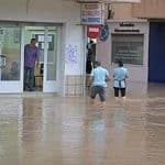 Una tromba de agua pone en alerta roja a Cartagena, descarga más de 60 litros de lluvia en una hora y anega calles