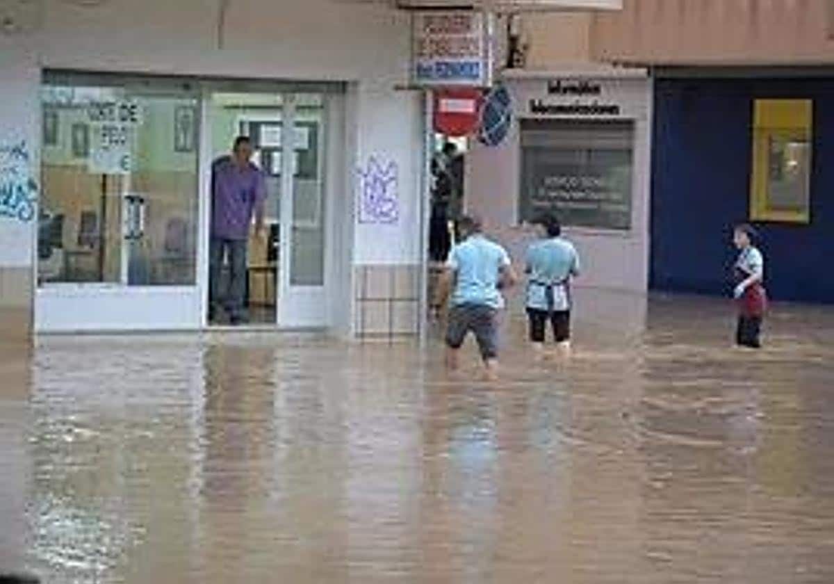 Una tromba de agua pone en alerta roja a Cartagena, descarga más de 60 litros de lluvia en una hora y anega calles