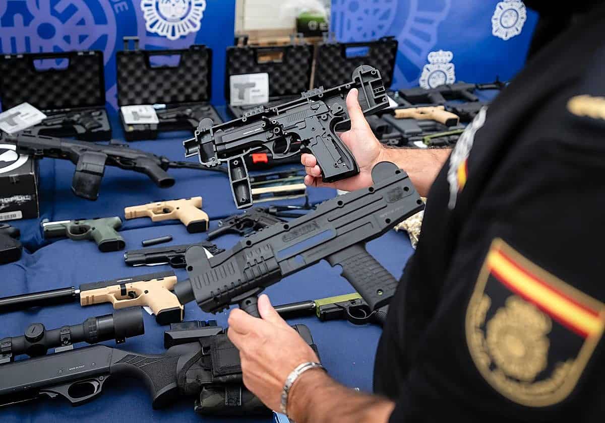 El robo de un rifle en Valencia destapa uno de los mayores arsenales de armas de España