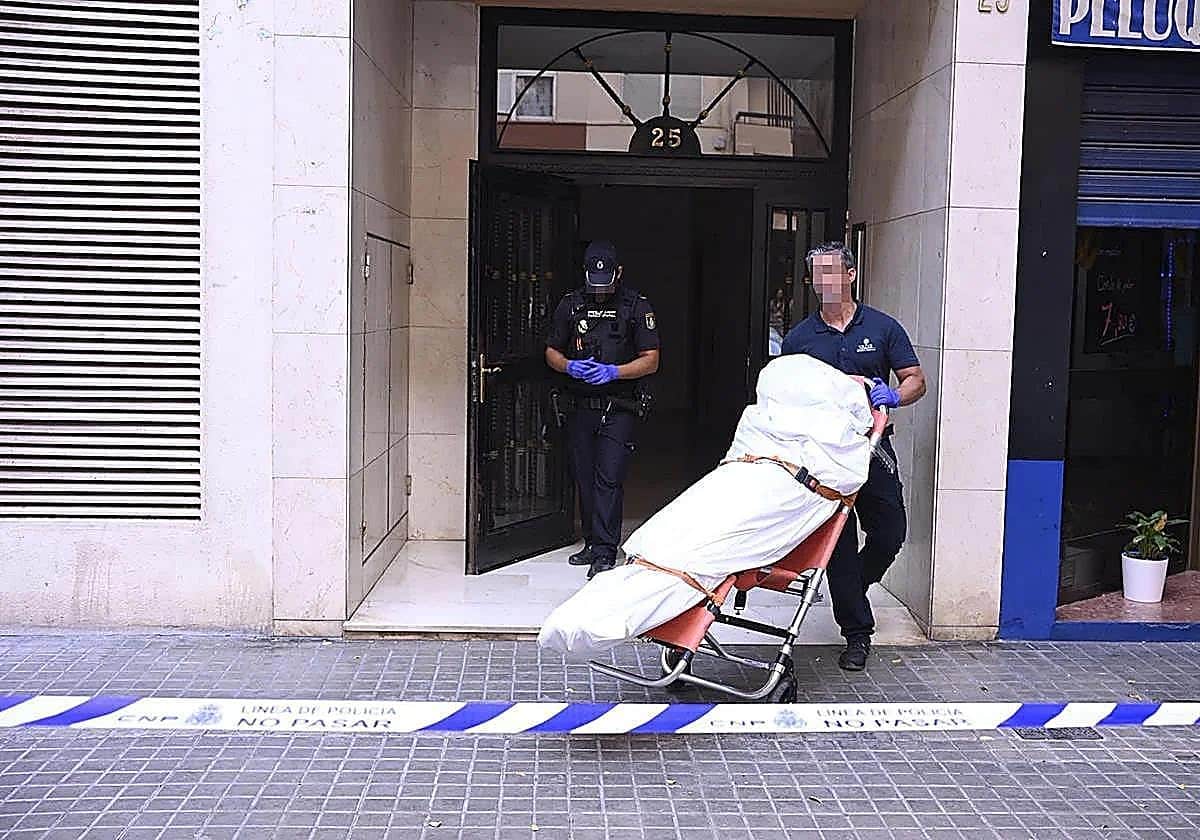 La Policía busca a un joven de 22 años en Valencia tras matar a su padrastro con una mancuerna