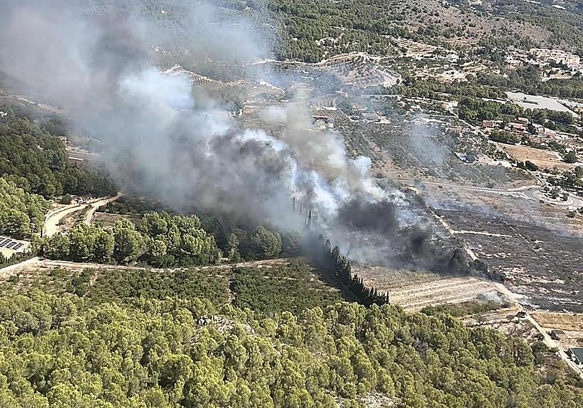 Un incendio en Polop, Alicante, obliga a desalojar a vecinos y a cortar dos carreteras