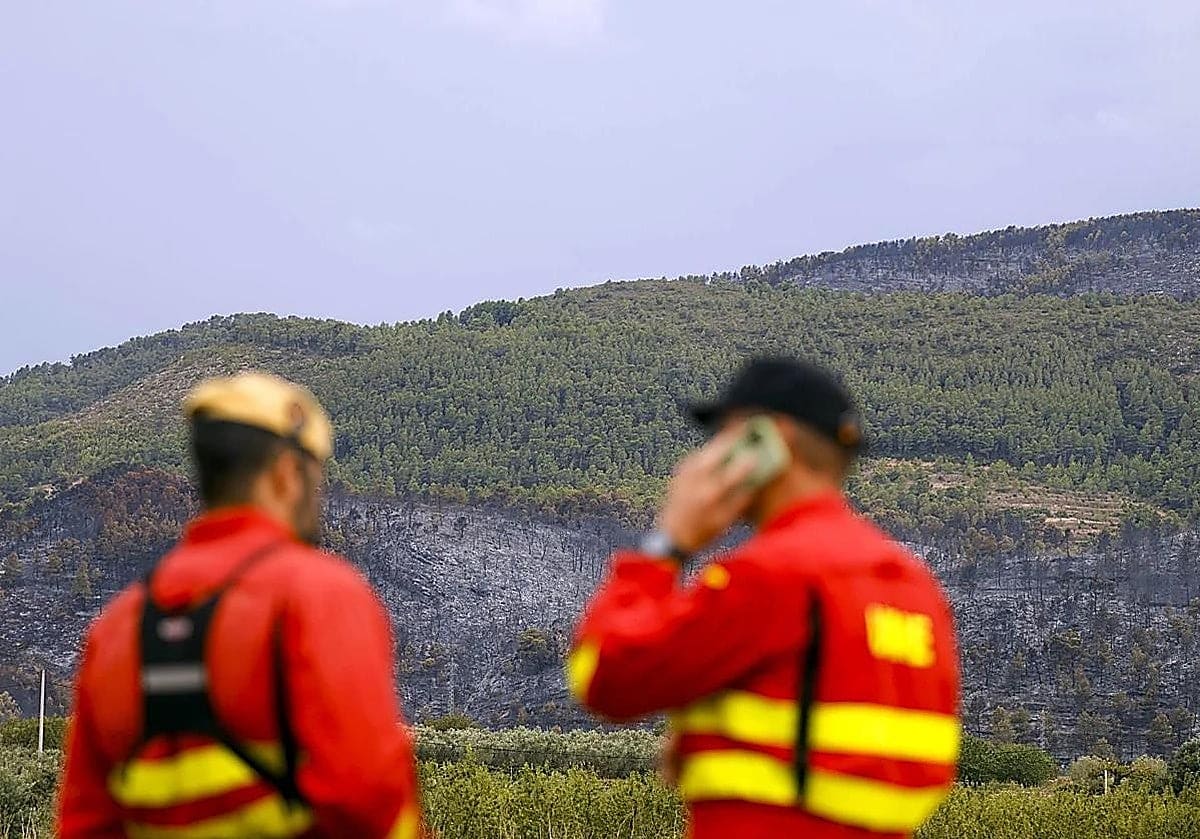 El incendio de Tuéjar sigue activo pese a la lluvia y los bomberos trabajan para controlarlo