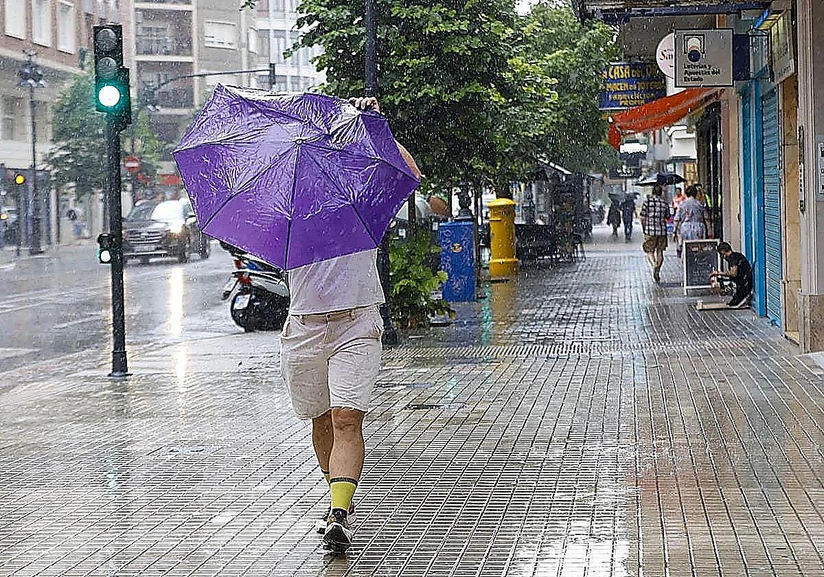 Aemet amplía el aviso naranja este jueves por chubascos, posible granizo y tormentas localmente fuertes en la Comunitat Valenciana