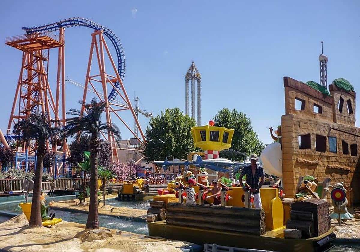 Herido un hombre de 49 años «potencialmente grave» tras un accidente en una montaña rusa en el Parque Warner