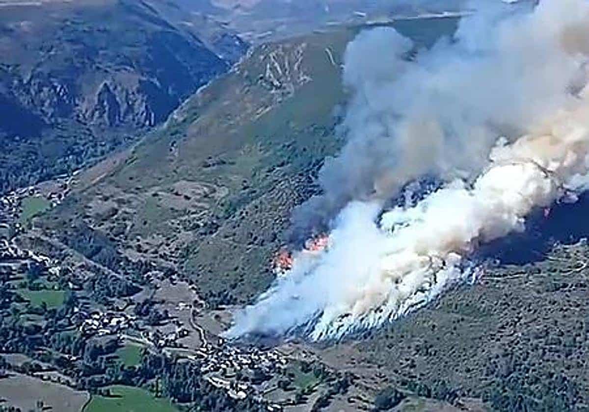 El incendio en Sosas de Laciana, en León, deja una persona herida y trasladada en helicóptero al hospital