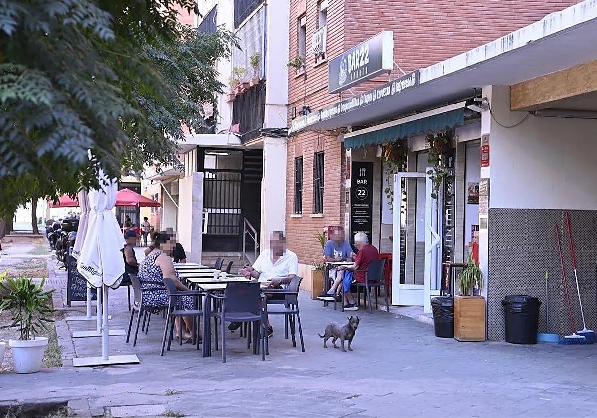 Una mujer mata a cuchilladas a un hombre en la terraza de un bar de Valencia al creer que coqueteaba con su ex