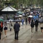 Buscan a una persona en Barcelona tras caer en una riera por el temporal