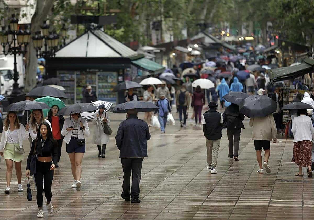 Buscan a una persona en Barcelona tras caer en una riera por el temporal