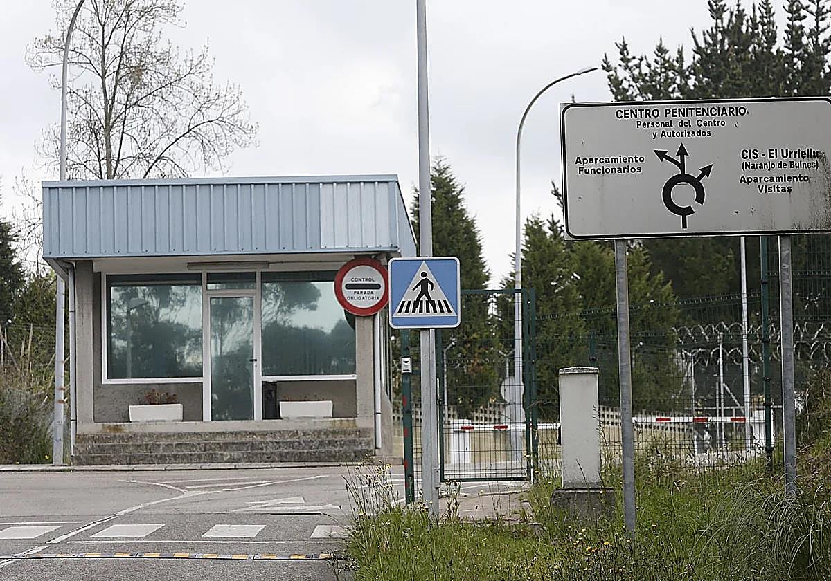 Un preso de la cárcel de Asturias derriba la puerta de la celda de aislamiento y amenaza de muerte a los funcionarios