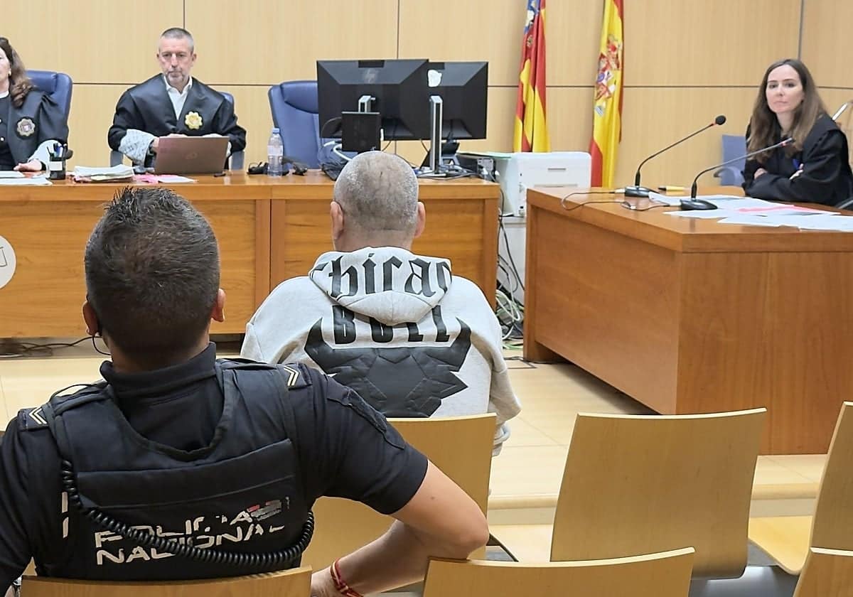 Juzgan a un hombre acusado de violar a una vecina que se negó a hacer un trío con su pareja en Valencia