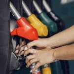 Publicado en el BOE: el Gobierno activa el descuento a los carburantes y el IVA de la luz, pero sujeto al IPC