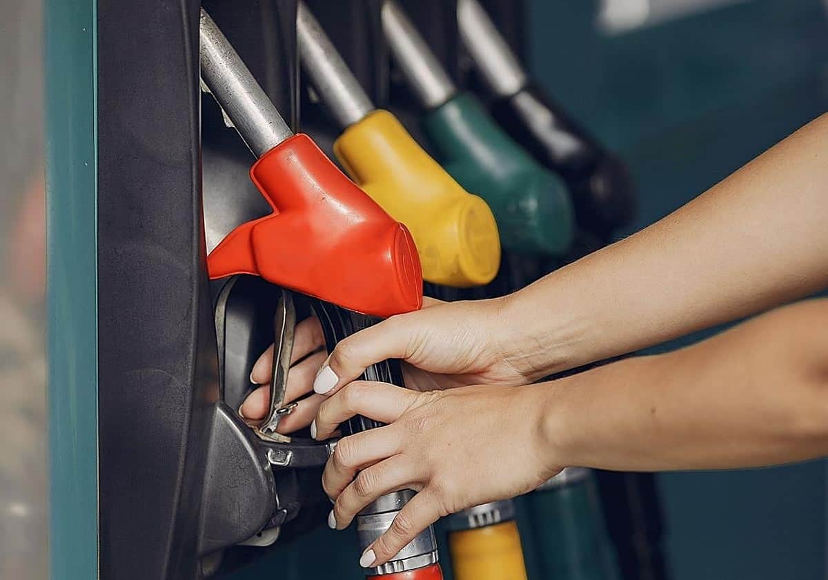 Publicado en el BOE: el Gobierno activa el descuento a los carburantes y el IVA de la luz, pero sujeto al IPC